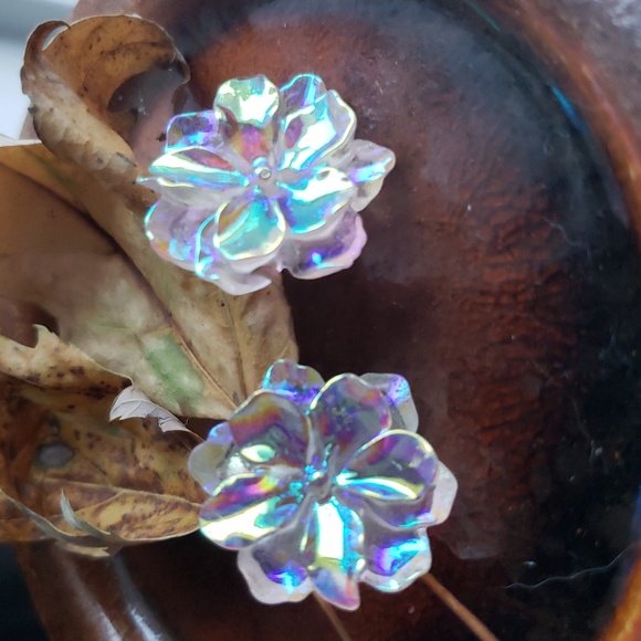 Women's Irridescent Camellia Flower Stud Earrings. NWT - Picture 6 of 13